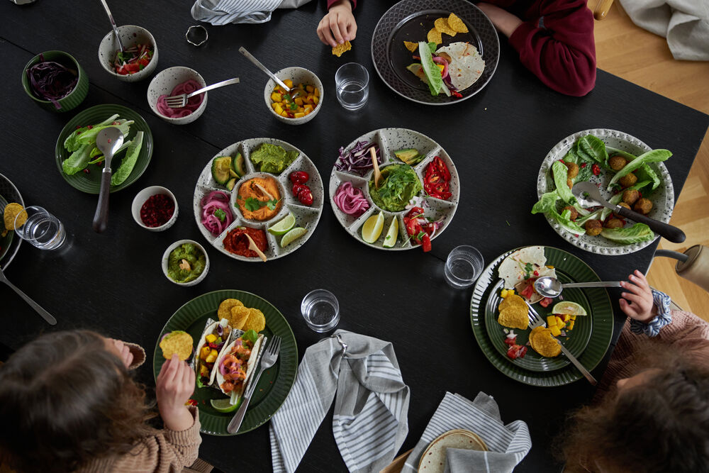 Dukat bord med skålar och bestick ovanifrån