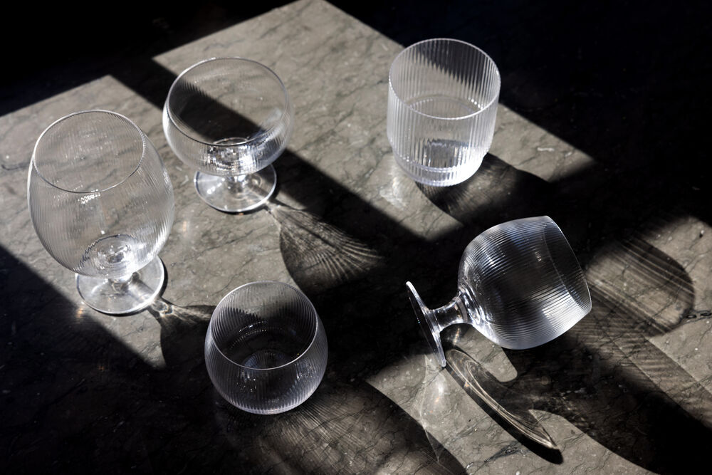 Dricksglas och vinglas i fönsterljus