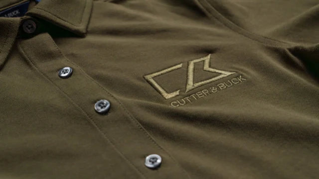 Olivgrön piké med en broderad logotyp i samma ton på bröstet