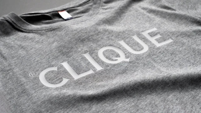 Grå t-shirt med ordet Clique tryckt i ljusgrått över bröstet